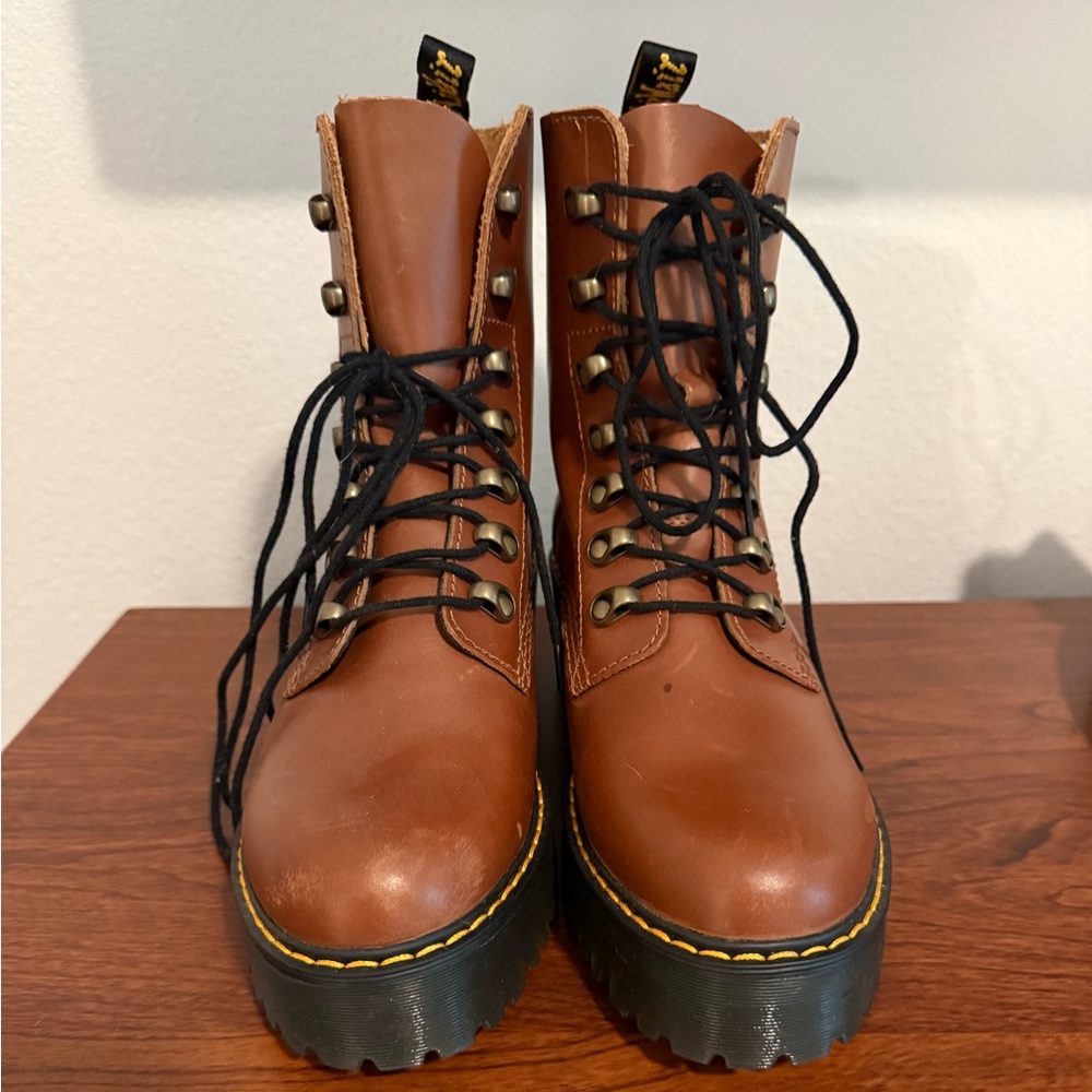 Leona Saddle Leather Boot DR. MARTENS - Picture 2 of 5